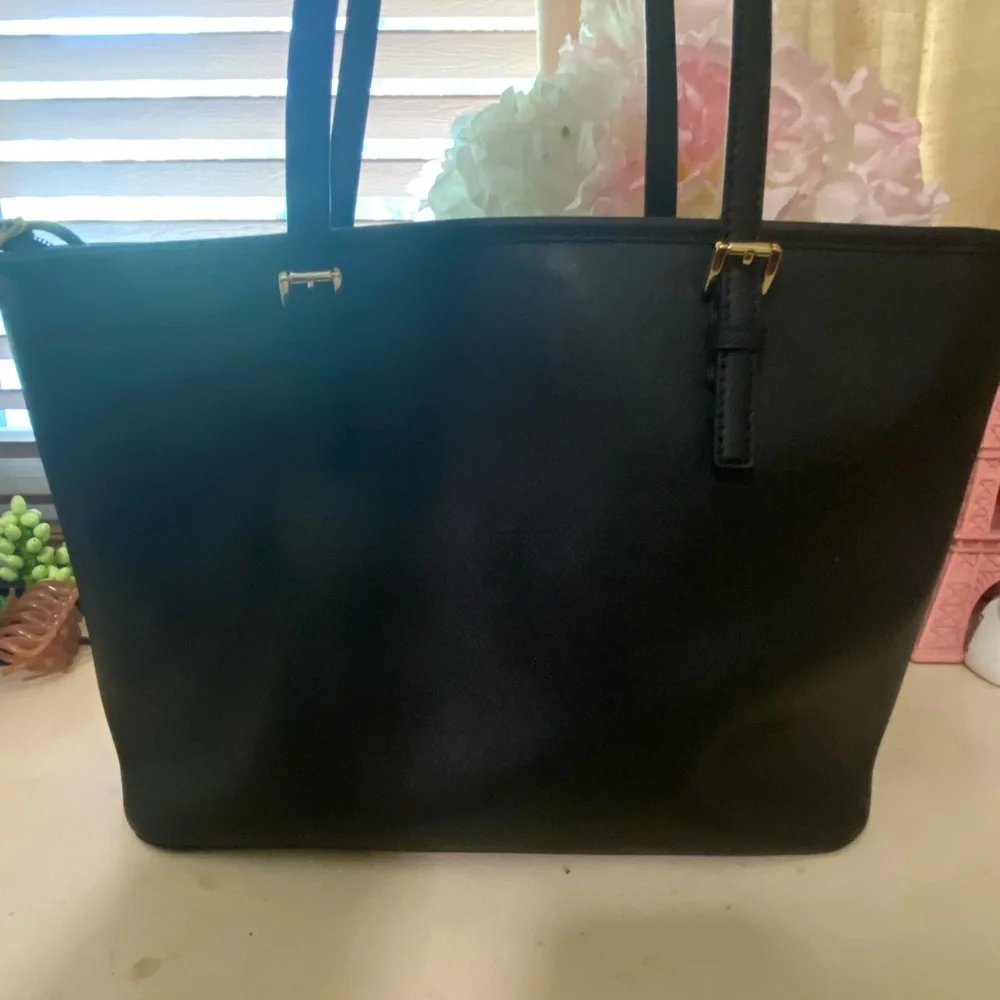 Micheal Kors Black Leather Hangbag - Picture 2 of 3
